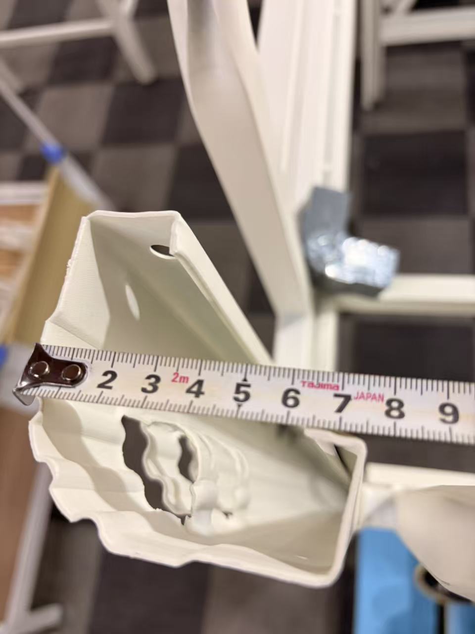 带卷尺的金属构件截面拍摄记录